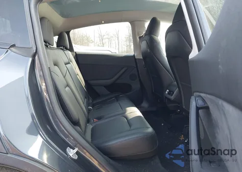 2024 Tesla Model Y Long Range Dual Motor All-Wheel Drive z USA, uszkodzony, nr VIN 7SAYGDEE9RA244223